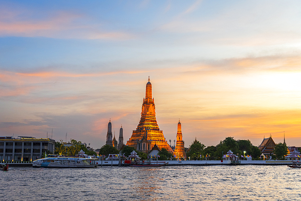 Wat Arun (Temple of Dawn) along Chao Phraya river at sunset, Bangkok, Thailand, Southeast Asia, Asia