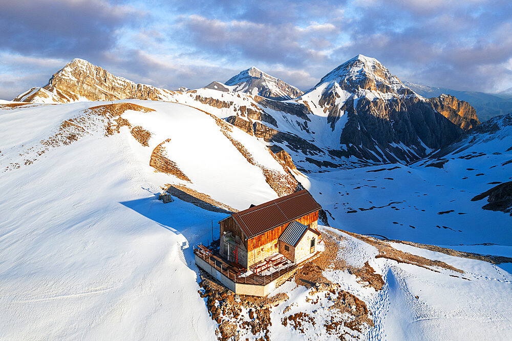 Duca degli Abruzzi mountain hut, Campo Imperatore, Gran Sasso National Park, Apennines, L'Aquila, Abruzzo region, Italy, Europe