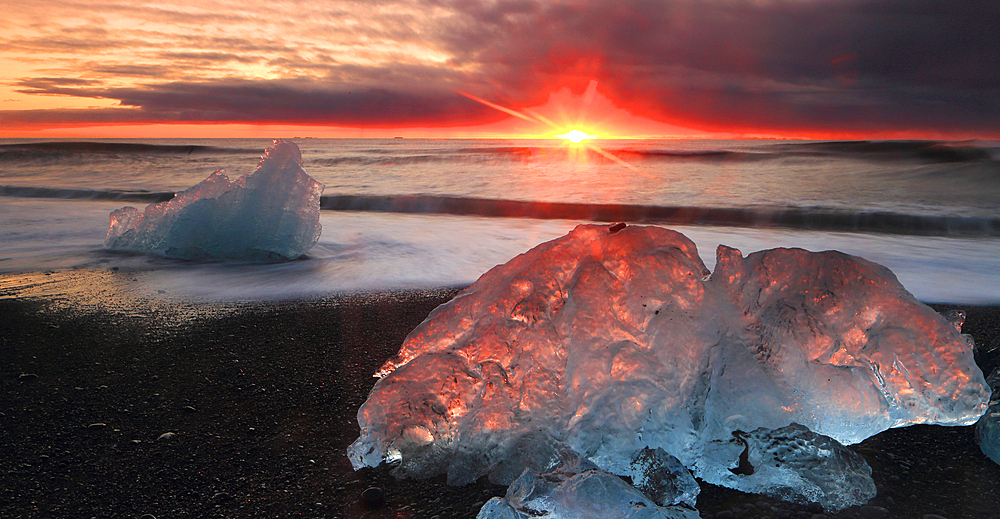 Breioamerkursandur (Diamond Beach) near Jokulsarlon Glacier Lagoon, at sunrise (dawn), Vatnajokull National Park, southern Iceland, Polar Regions