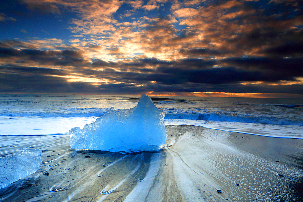 Breioamerkursandur (Diamond Beach) near Jokulsarlon Glacier Lagoon, at sunrise (dawn), Vatnajokull National Park, southern Iceland, Polar Regions