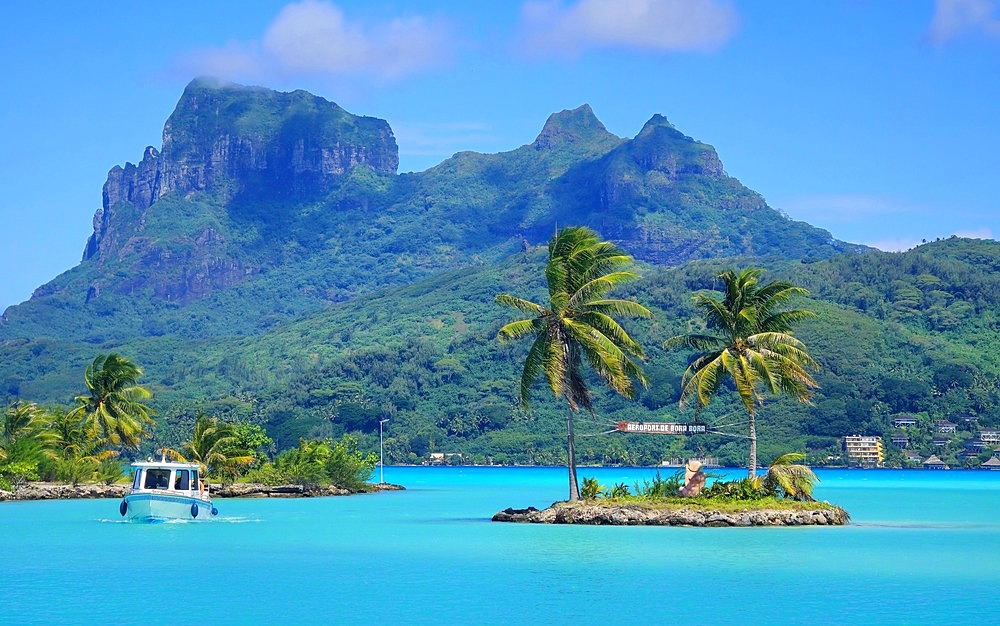 Mount Otemanu and lagoon, Bora Bora, French Polynesia, South Pacific, Pacific