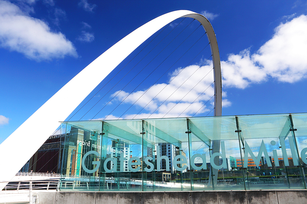 Gateshead Millennium Bridge, Newcastle-upon-Tyne, Tyne and Wear, England, United Kingdom, Europe