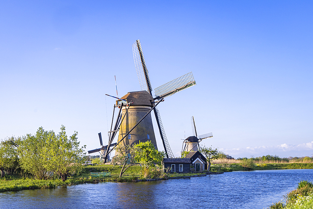 Europe, Netherlands, South Holland, Kinderdijk. The Kinderdjik Windmills, a UNESCO World Heritage Site.