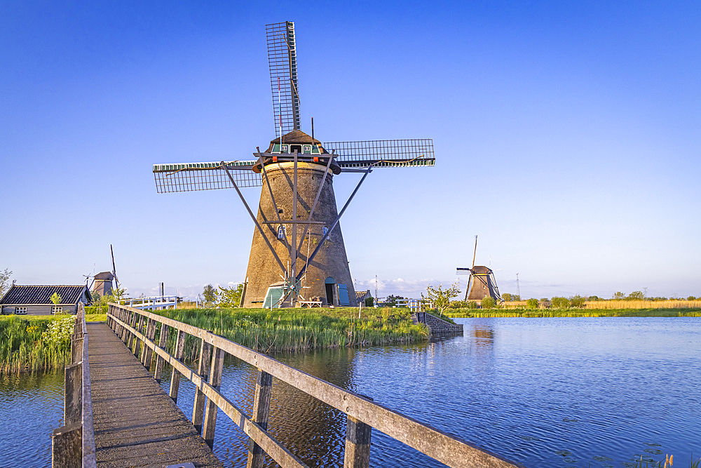 Europe, Netherlands, South Holland, Kinderdijk. The Kinderdjik Windmills, a UNESCO World Heritage Site.