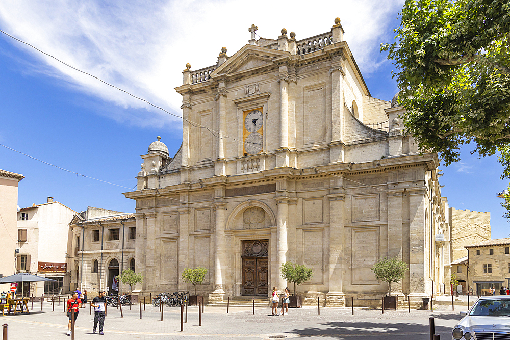 L'Isle-sur-la-Sorgue, Avignon, Vaucluse, Provence-Alpes-Cote d'Azur, France. July 6, 2022 The main church of L'Isle-sur-la-Sorgue..