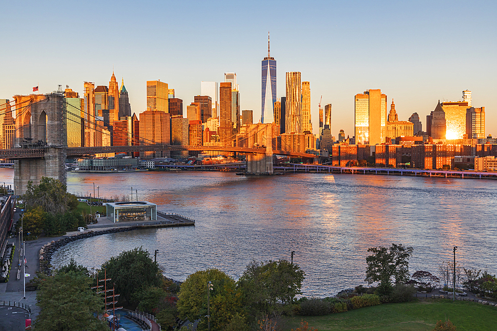 Manhattan, New York City, New York, USA. Sunrise view of Manhattan and the Brooklyn Bridge.