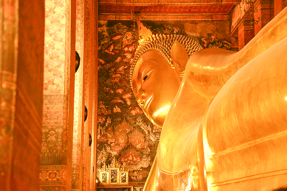 The giant golden reclining Buddha at Wat Pho (Temple of the Reclining Buddha), Bangkok, Thailand, Southeast Asia, Asia