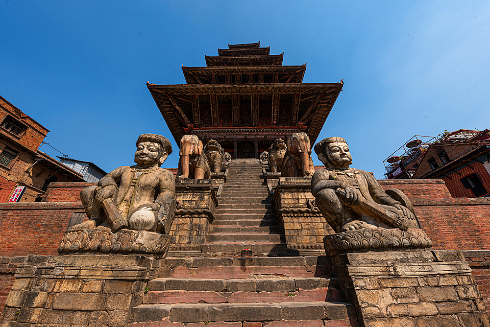 Stone steps and guarding statues at the main pagoda of Nyatapola Temple, UNESCO World Heritage Site, Bhaktapur, Kathmandu Valley, Nepal, Asia