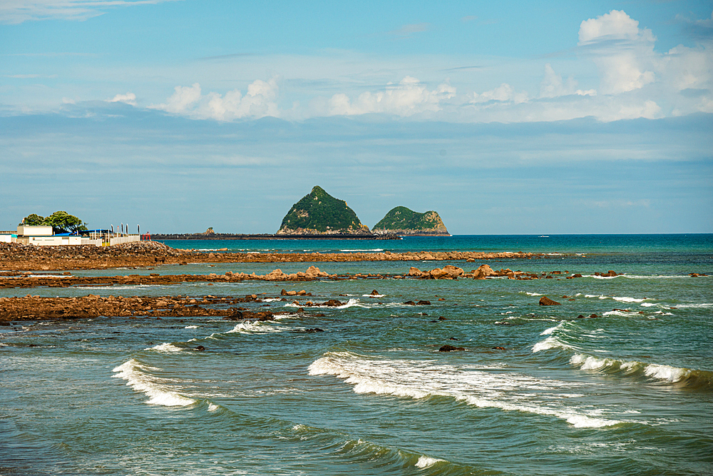 Seascape and shore line in the bay of New Plymouth, with Whareumu (Lion Rock), Moturoa island, North Island, New Zealand, Pacific