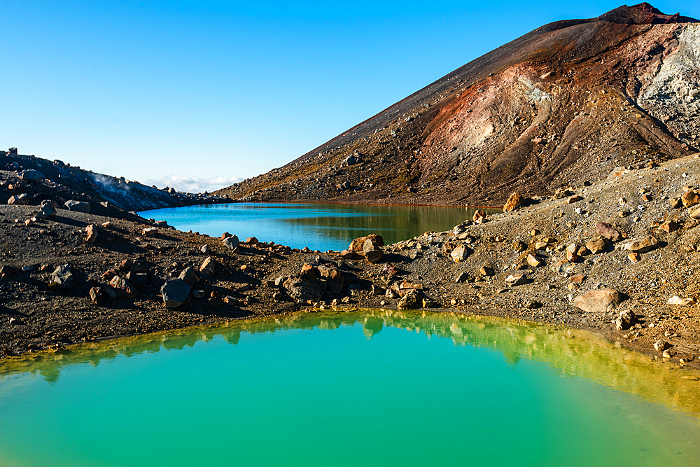 Close up of turquoise, vibrant Emerald Lake with steaming volcano, Tongariro Crossing, Tongariro National Park, UNESCO World Heritage Site, North Island, New Zealand, Pacific