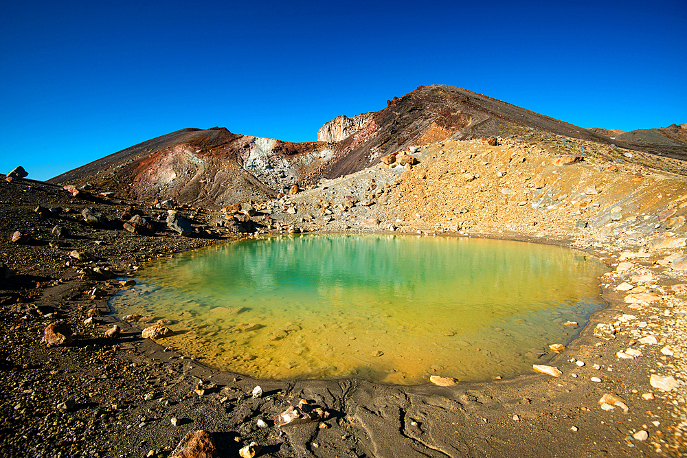 Shore of the Emerald Lake, natural vibrant colour gradient with view on the Red Crater Volcano of Tongariro National Park, UNESCO World Heritage Site, North Island, New Zealand, Pacific