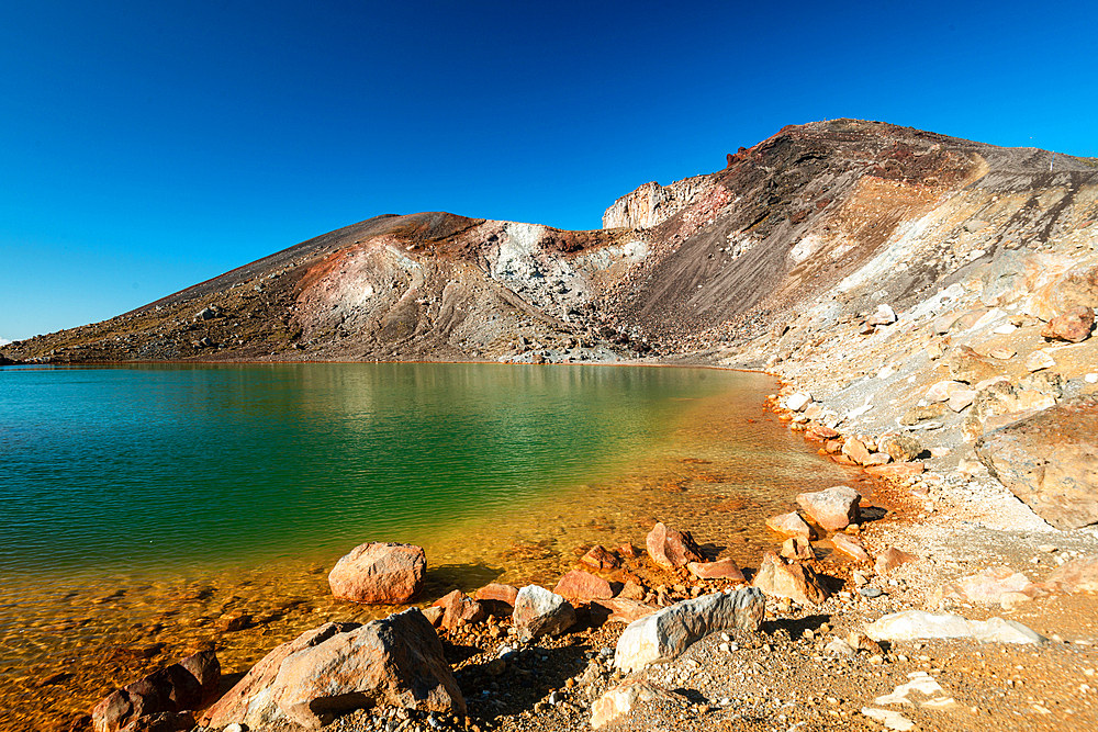 Shore of the Emerald Lake, natural vibrant colour gradient with view on the Red Crater Volcano of Tongariro National Park, UNESCO World Heritage Site, North Island, New Zealand, Pacific