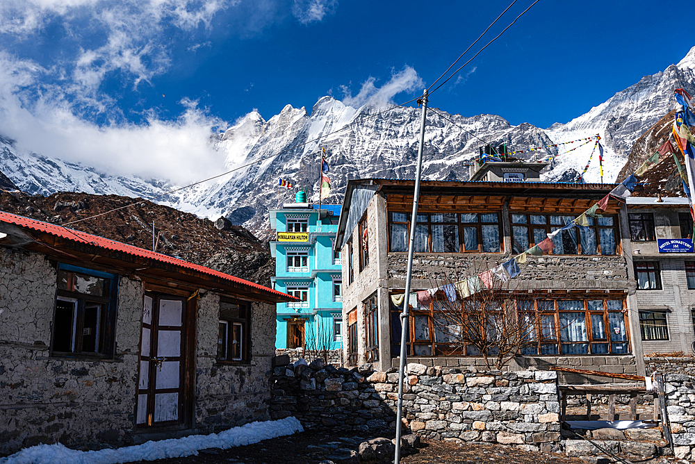 Colorful houses by Kyanjin Gompa with towering summits of Langtang Lirung in the background, Lang Tang Valley Trek, Himalayas, Nepal, Asia