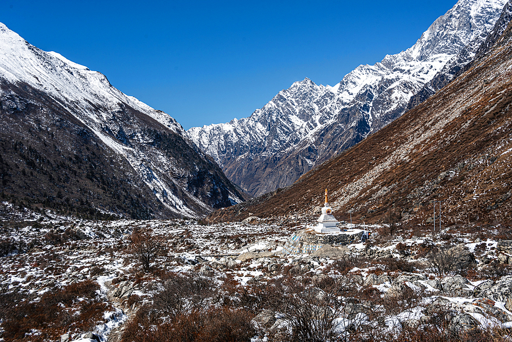 Lone stupa (chorten) in vast high altitude valley, Kyanjin Gompa, Langtang Valley trek, Himalayas, Nepal, Asia