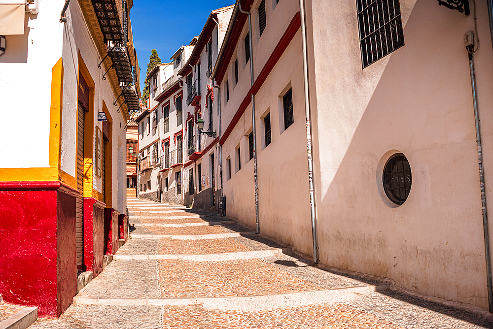 Narrow streets in the historic quarter of Albaicin in Granada with typical white houses, UNESCO World Heritage Site, Granada, Andalusia, Spain, Europe