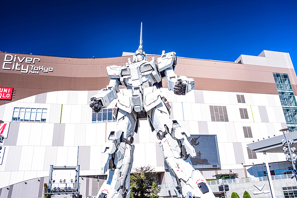 The life-sized Unicorn Gundam statue, Odaiba, against a blue sky, Tokyo, Honshu, Japan, Asia