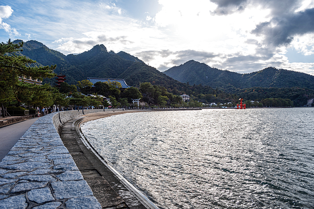 View along the shore line of Miyajima, Itsukushima Shinto Shrine and Pagoda, UNESCO World Heritage Site, Miyajima Island, Hiroshima Prefecture, Honshu, Japan, Asia