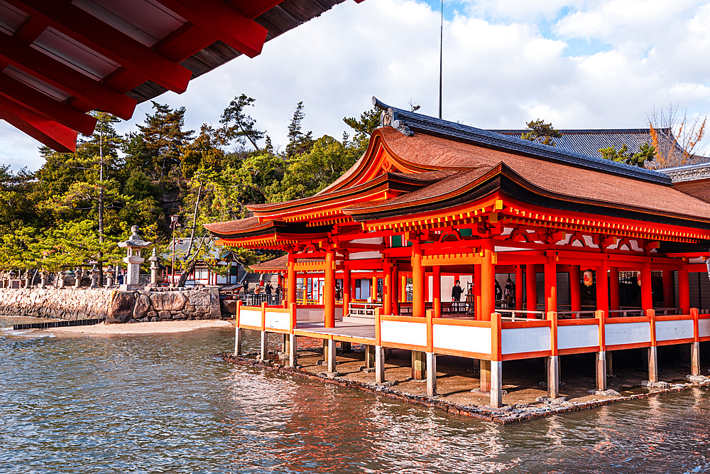 Itsukushima Shrine on Miyajima Island near Hiroshima. Japan Tempel shinto. Famous shrine with floating torii Otori