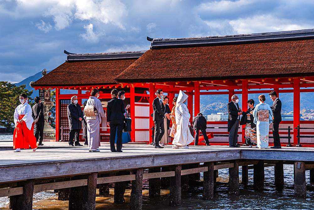 Traditional Japanese Marriage Ritual at Itsukushima Shrine on Miyajima Island near Hiroshima. Japan Tempel shinto. Famous shrine with floating torii Otori