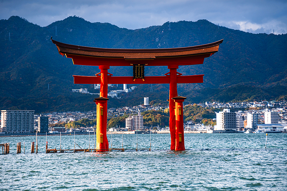 Famous shrine with floating torii Otori Itsukushima Shrine on Miyajima Island near Hiroshima. Japan Tempel shinto.