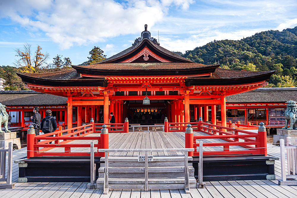 Itsukushima Shrine on Miyajima Island near Hiroshima. Japan Tempel shinto. Famous shrine with floating torii Otori