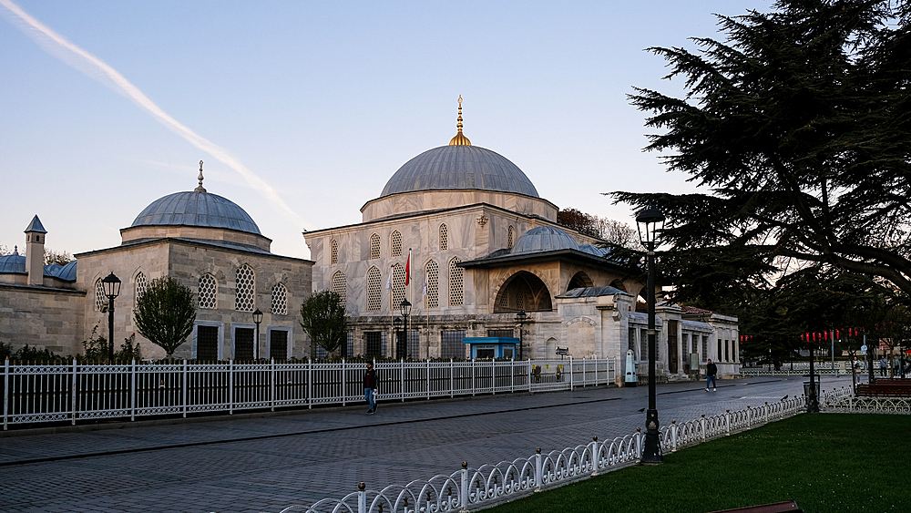 View of the Blue Mosque (Sultan Ahmed Mosque), an Ottoman-era historical imperial mosque, constructed between 1609 and 1617 during the rule of Ahmed I and a functioning mosque today, UNESCO World Heritage Site, Istanbul, Turkey, Europe