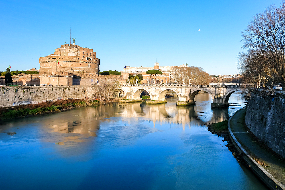 Cityscape of Rome featuring the Mausoleum of Hadrian (Castel Sant'Angelo) (Castle of the Holy Angel), a towering rotunda (cylindrical building) in Parco Adriano, UNESCO World Heritage Site, Rome, Italy, Europe