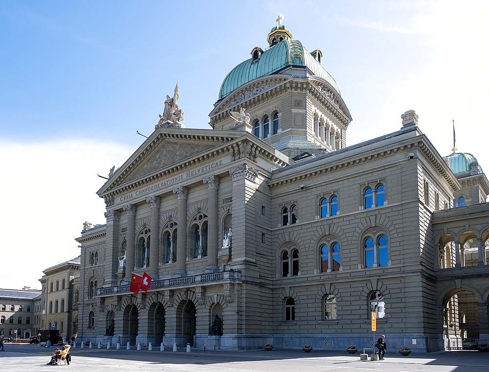 View of the central building of the Federal Palace of Switzerland, UNESCO World Heritage Site, the seat of the Swiss government, located in Bern, the federal city (Bundesstadt) and de facto capital of Switzerland, Bern, Switzerland, Europe