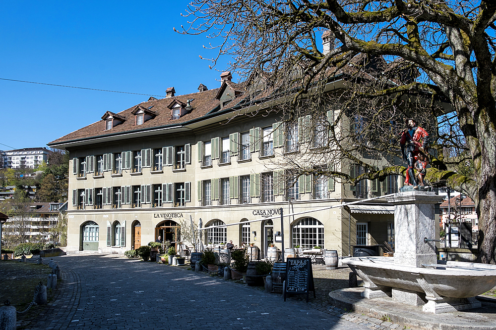 View of the Lauferbrunnen (Runner Fountain), one of the Bern Old Town fountains from the 16th century, Lauferplatz (Runners' Square), Bern, Switzerland, Europe