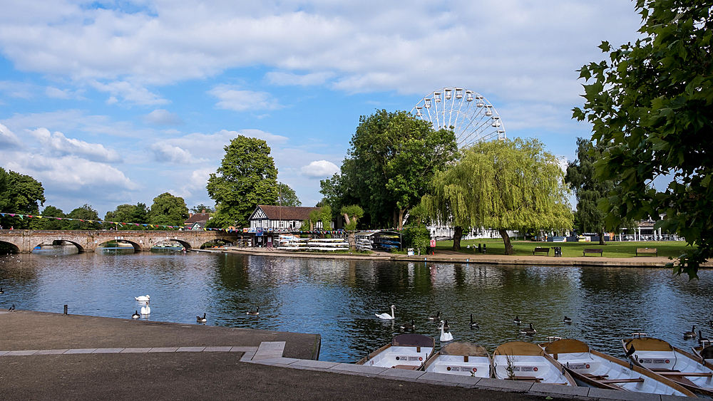 Scenic view of the River Avon on a sunny day, Stratford-upon-Avon, Warwickshire, England, United Kingdom