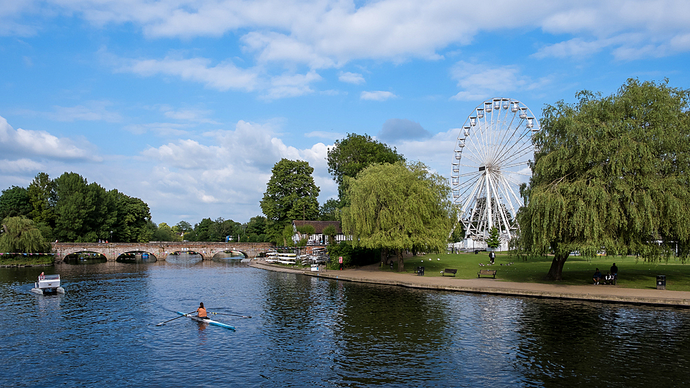 Scenic view of the River Avon in Stratford-upon-Avon, England, on a sunny day. Known as Shakespeare's Avon, this historic river flows through the charming market town, famous as the birthplace of William Shakespeare.