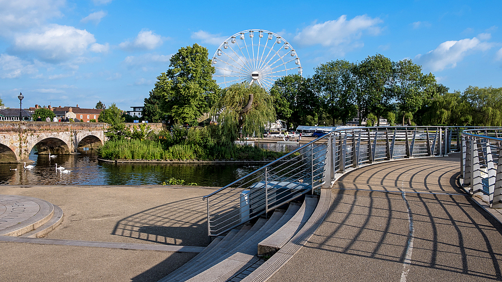 Scenic view of the River Avon in Stratford-upon-Avon, England, on a sunny day. Known as Shakespeare's Avon, this historic river flows through the charming market town, famous as the birthplace of William Shakespeare.