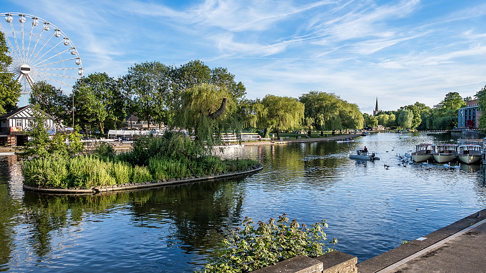 Scenic view of the River Avon in Stratford-upon-Avon, England, on a sunny day. Known as Shakespeare's Avon, this historic river flows through the charming market town, famous as the birthplace of William Shakespeare.