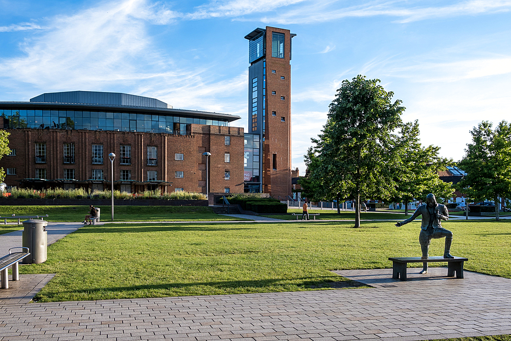 Scenic view of the Royal Shakespeare Theatre in Stratford-upon-Avon, England, located beside the River Avon. This iconic theatre is home to the Royal Shakespeare Company and is dedicated to celebrating the works of William Shakespeare in his birthplace.