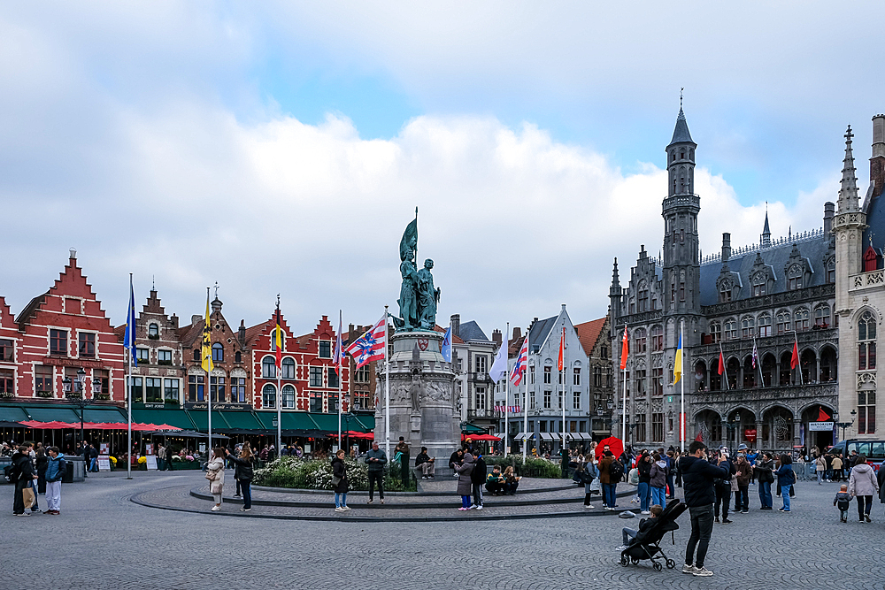 Bruges, Belgium – Statue of Jan Breydel and Pieter de Coninck in the Markt square. A tribute to the Flemish heroes of the Battle of the Golden Spurs, it stands as a symbol of Bruges' historic identity.