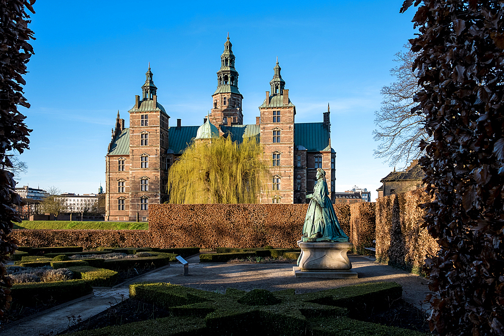 Copenhagen, Denmark – View of Queen Caroline Amalie’s statue by Vilhelm Bissen in Kongens Have, the city’s oldest royal garden, offering a peaceful green retreat in the heart of the capital.