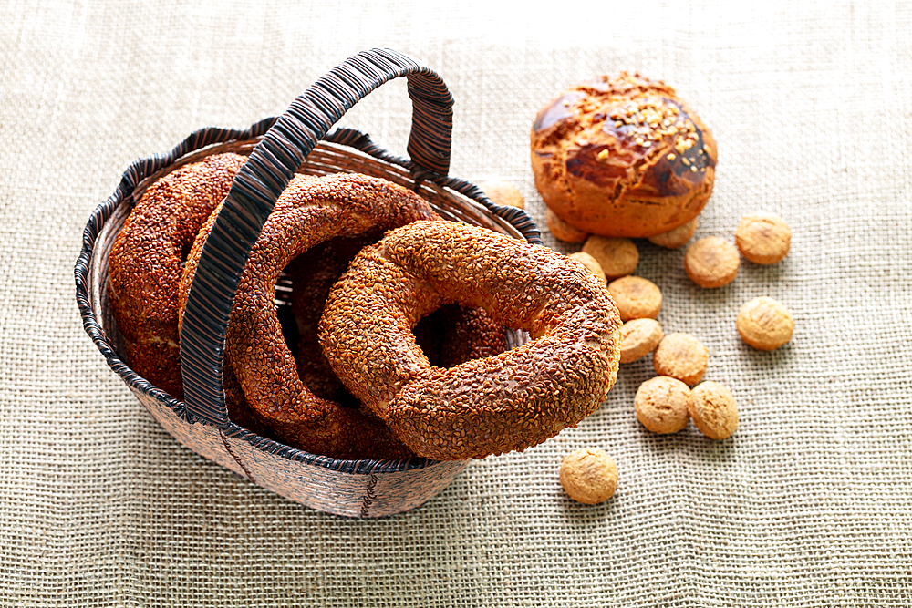 Famous Turkish simit in a basket, bagel, street food, Bursa, Turkey, Asia Minor, Eurasia