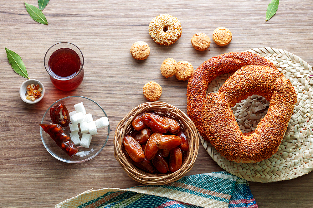 Dates and Turkish simit, bagel, Bursa, Turkey, Asia Minor, Eurasia