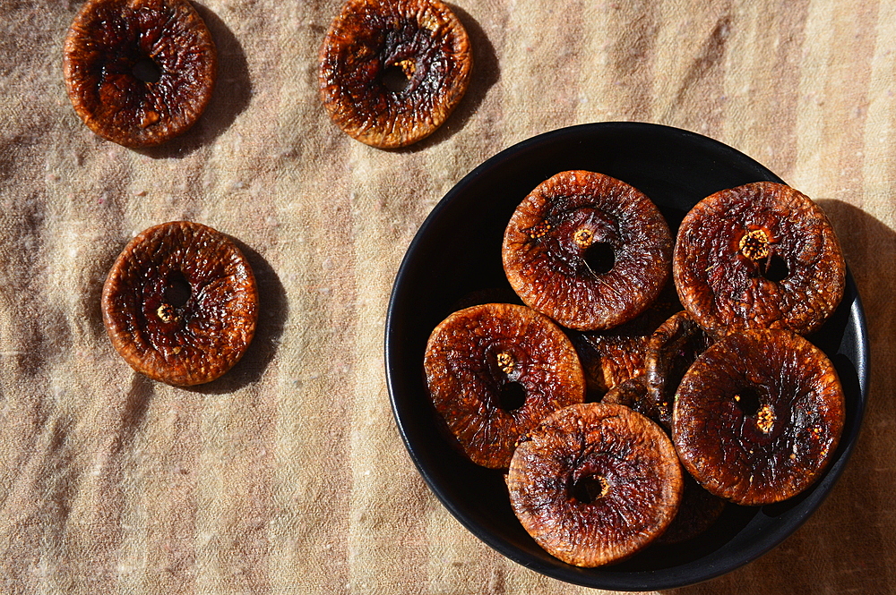 Dried anjeer (fig) (Ficus carica) in a black bowl, India, Asia