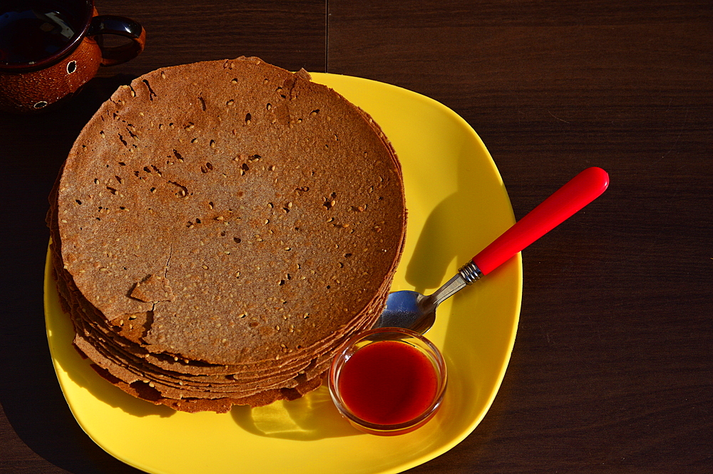 Indian Khakhra (khakra) (crispy roti) (ragi Khakra), a traditional Gujarati snack of thin crackers made from wheat flour, ragi and oil, Gujarat, India, Asia