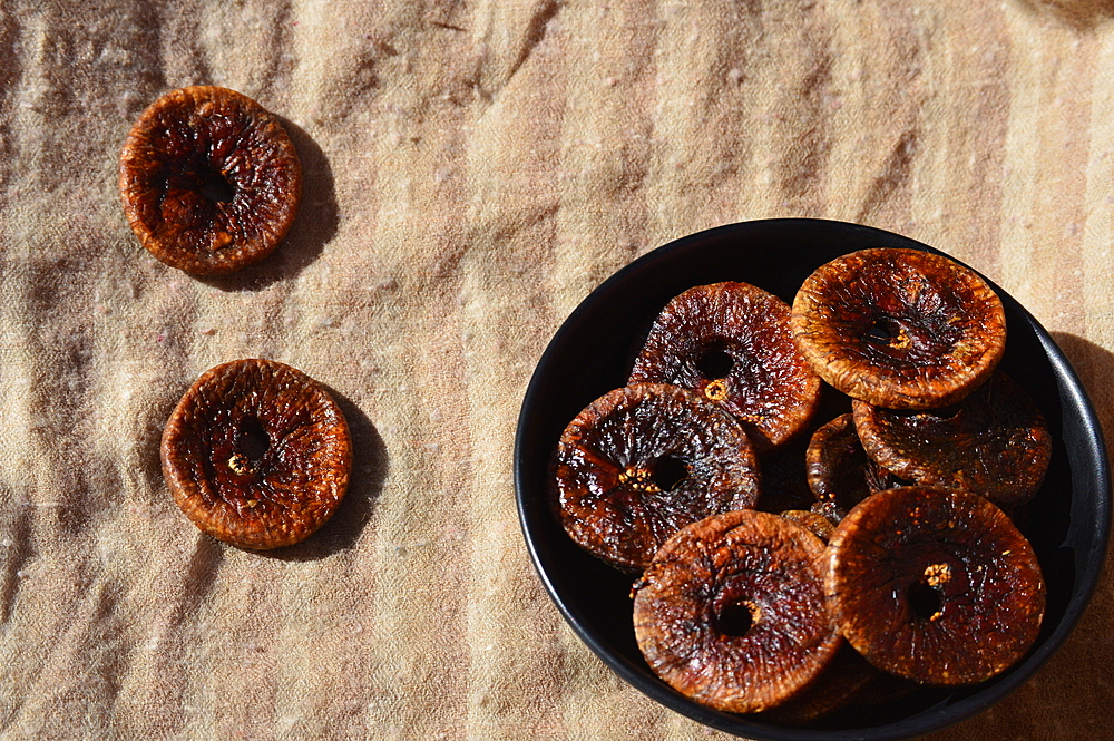 Dried anjeer (fig) (Ficus carica) in a black bowl, India, Asia