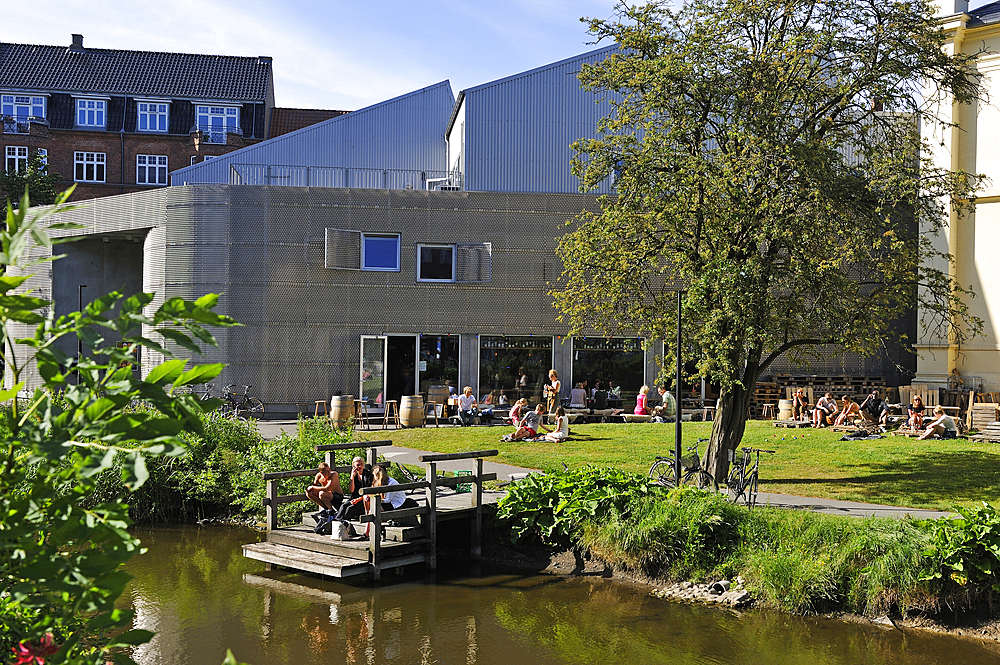 Terrace garden of Pica Pica Tapas and Wine Bar, Vester Alle 15, on the edge of the Aarhus River, Aarhus, Jutland Peninsula, Denmark, Europe