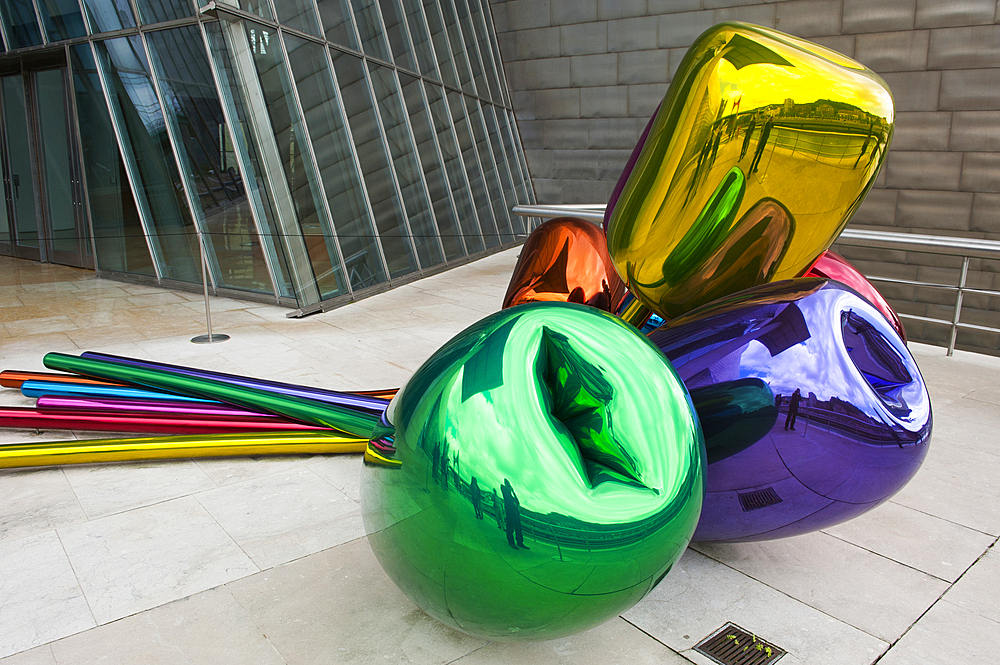 Tulips by artist Jeff Koons at the Guggenheim Museum designed by architect Frank Gehry, Bilbao, province of Biscay, Basque Country, Spain, Europe