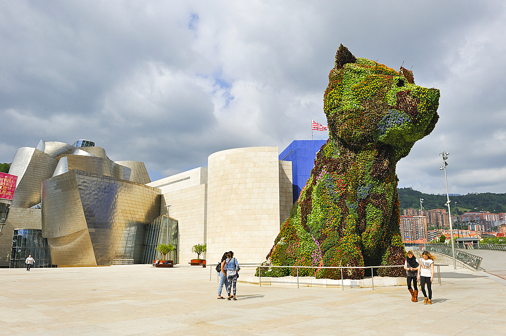 'Puppy' oeuvre de l'artiste americain Jeff Koons, musee Guggenheim, Bilbao, province de Biscaye, Pays Basque, Espagne,Europe//'Puppy' works by Jeff Koons, Guggenheim Museum, Bilbao, province of Biscay, Basque Country, Spain,Europe