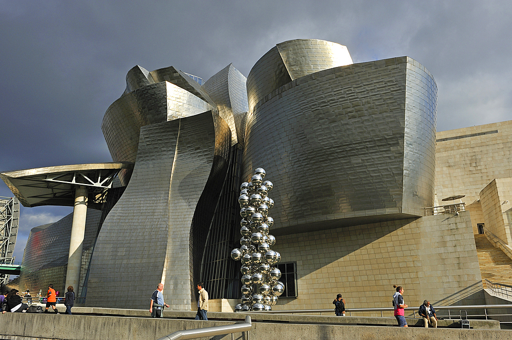 sculpture 'The Big Tree' de l'artiste Anish Kapoor devant le musee Guggenheim dessine par l'architecte Frank Gehry, Bilbao, province de Biscaye, Pays Basque, Espagne,Europe// Sculpture 'The Big Tree' consisting of 80 stainless steel balls with reflections