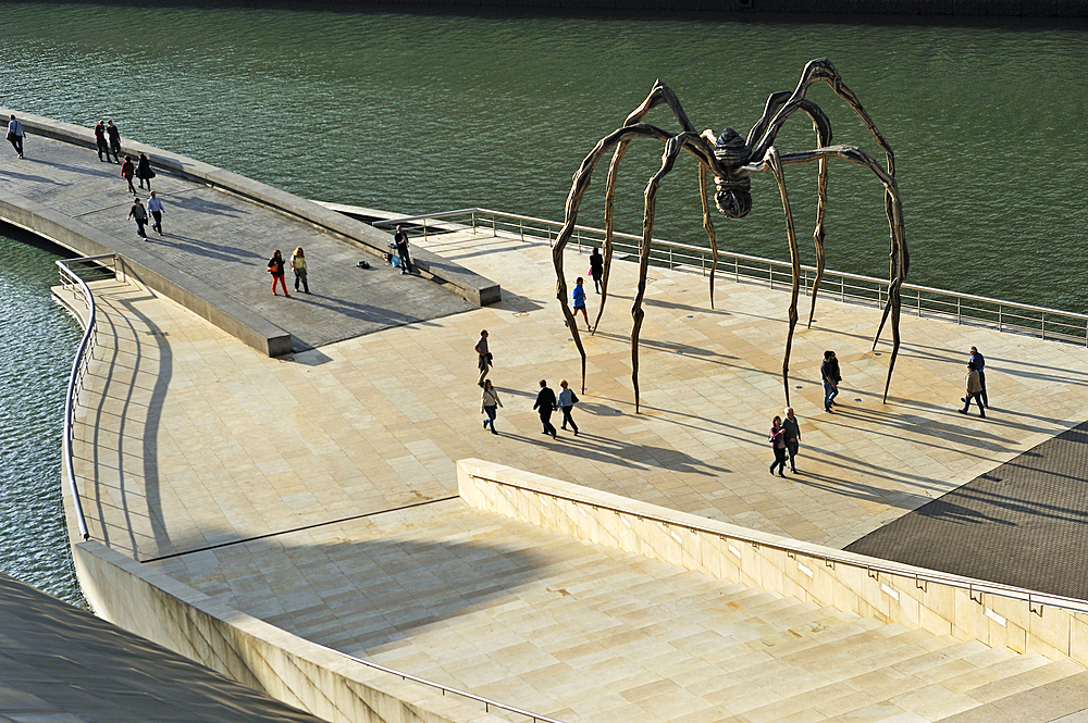 Maman sculpture by the French-American artist Louise Bourgeois, 1911-2010, beside the Guggenheim Museum designed by architect Frank Gehry, Bilbao, province of Biscay, Basque Country, Spain, Europe