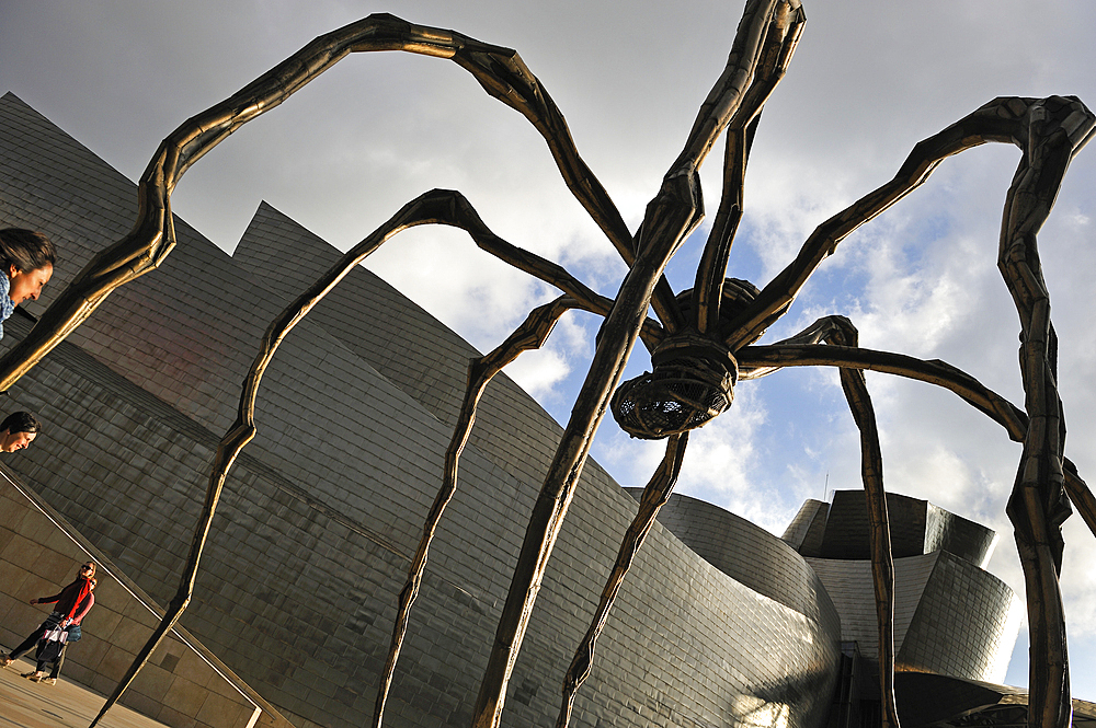 'Maman' sculpture by the French-American artist Louise Bourgeois (1911-2010) beside the Guggenheim Museum designed by architect Frank Gehry, Bilbao, province of Biscay, Basque Country, Spain,Europe