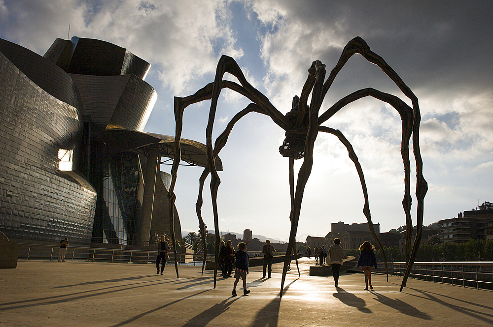 Maman sculpture by the French-American artist Louise Bourgeois, 1911-2010, beside the Guggenheim Museum designed by architect Frank Gehry, Bilbao, province of Biscay, Basque Country, Spain, Europe