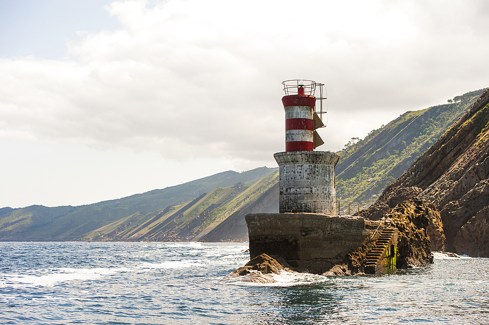 balise a l'embouchure du chenal naturel de Pasaia, Saint-Sebastien, Golfe de Gascogne,province de Guipuscoa,Pays Basque, Espagne,Europe//beacon at the entrance of channel mouth of Pasaia, San Sebastian, Bay of Biscay, province of Gipuzkoa, Basque Country