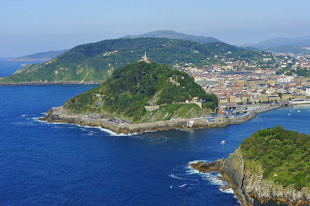 Monte Urgull in La Concha Bay viewed from the Monte Igeldo, San Sebastian, Bay of Biscay, province of Gipuzkoa, Basque Country, Spain, Europe